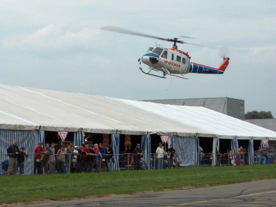 Heli vor dem Festzelt