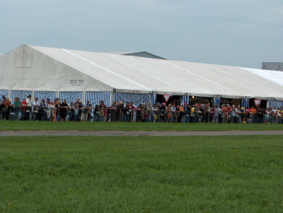 Publikum vor dem Festzelt