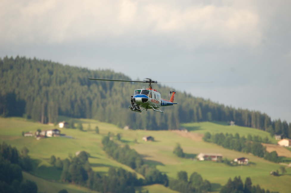 Bell 205 mit Kamera