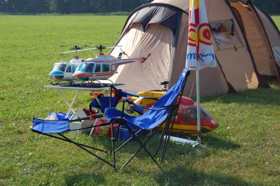 Helis werden aus der Garage (Zelt) geholt