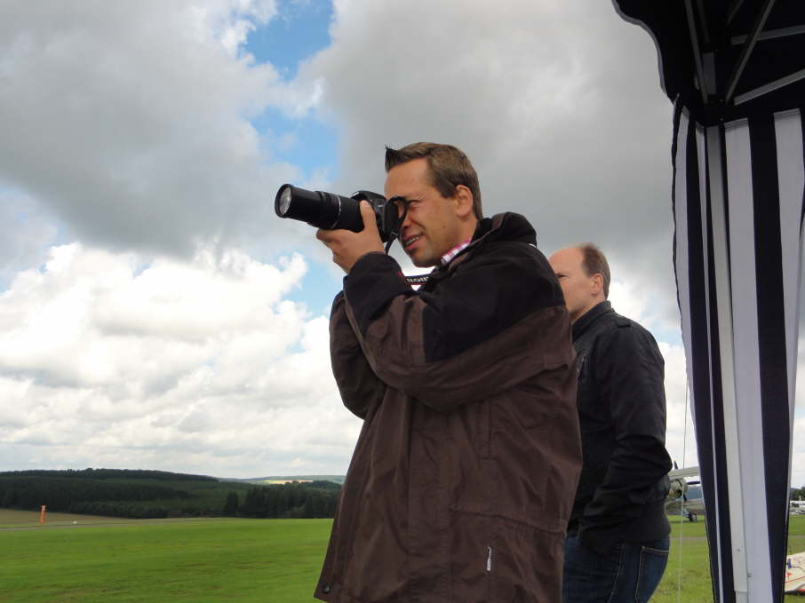 Bernd am Objektiv seiner neuen CAM