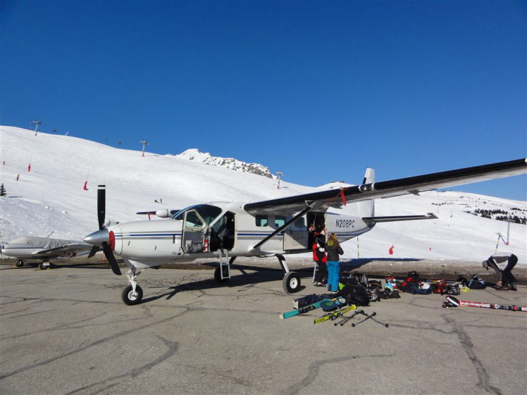 Unser Flieger direkt neben der Piste