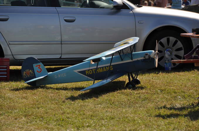 Joachim sein Modellflugzeug in Parkposition