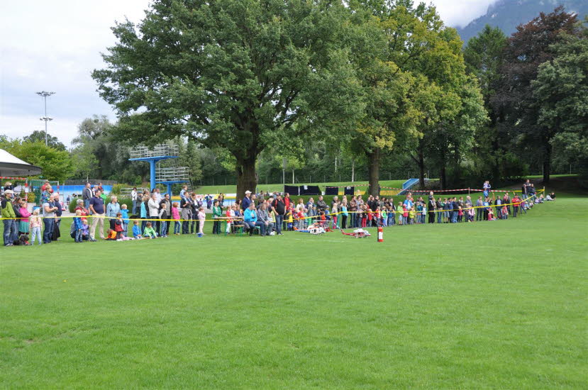 Zuschauer in sicherer Distanz