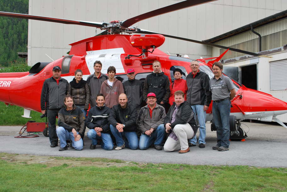 Heliclub Alvier vor dem neuen Rettungshubschrauber 