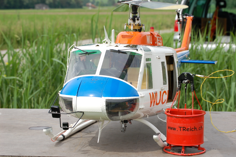 Bell205 mit Wasserbehlter