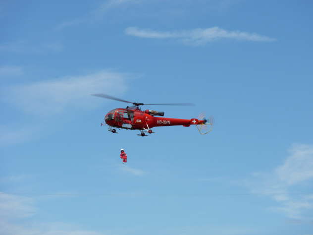 Alouette III mit Arzt am Seil